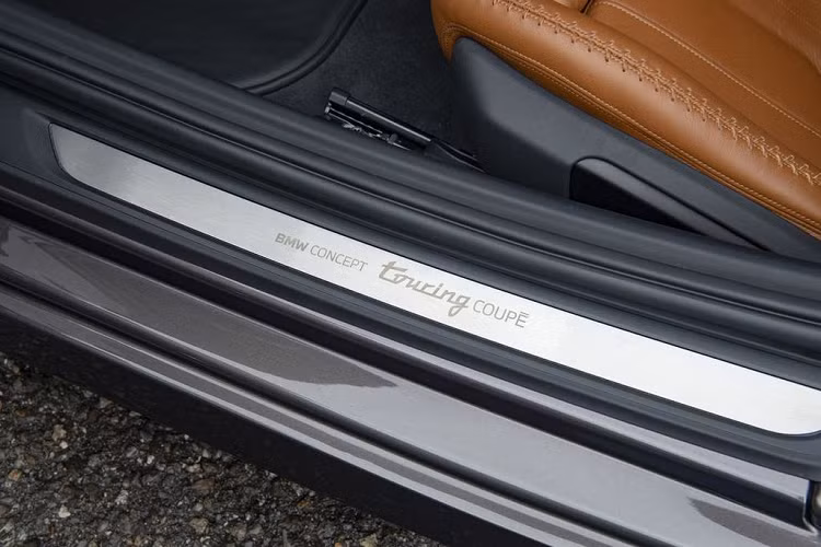 Phần mui xe được vuốt đều đến cửa khoang hành lý và thay vì dùng mui nỉ như trên Z4, BMW Concept Touring Coupe được trang bị mui cứng với những đường dập gân khí động lực học. Các chi tiết đáng chú ý khác trên BMW Concept Touring Coupe có: lưới tản nhiệt hình quả thận mới với 7 nan kép dọc; nắp ca-pô kéo dài; bộ vành hợp kim 20 inch phía trước và 21 inch ở đằng sau, đi với lốp Pirelli P Zero.