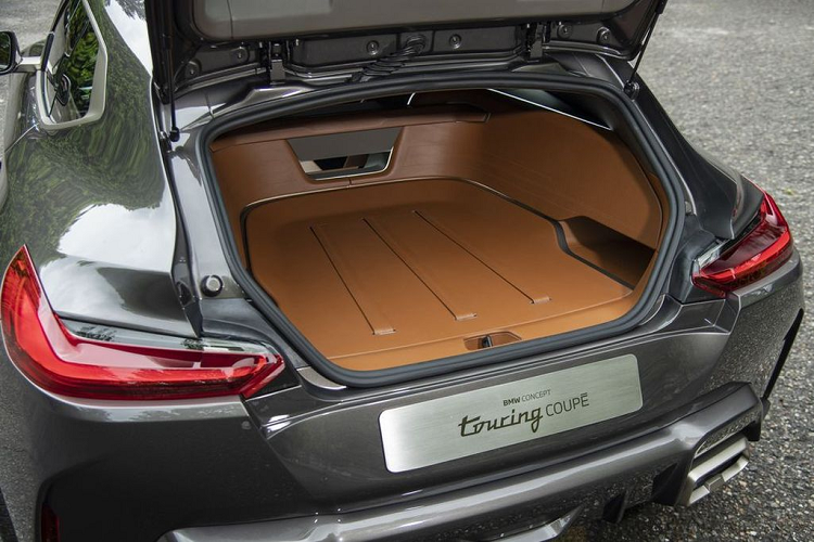 Điểm nhấn thiết kế của BMW Concept Touring Coupe nằm ở khu vực phía sau, gợi nhớ đến phần đuôi xe đặc biệt của mẫu Z3. Đường vai xe được làm "cơ bắp" và cột C Hoffmeister kink đặc trưng của thương hiệu BMW. Ở phía sau, xe có cửa cốp gấp khúc và cánh gió mui gọn gàng.