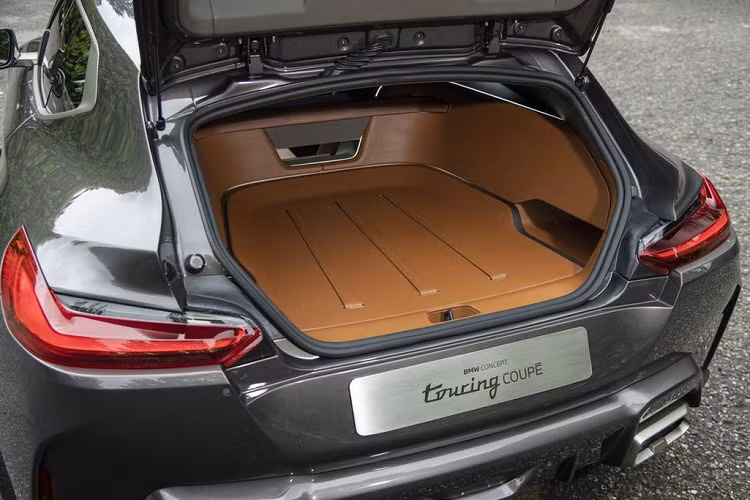 Điểm nhấn thiết kế của BMW Concept Touring Coupe nằm ở khu vực phía sau, gợi nhớ đến phần đuôi xe đặc biệt của mẫu Z3. Đường vai xe được làm "cơ bắp" và cột C Hoffmeister kink đặc trưng của thương hiệu BMW. Ở phía sau, xe có cửa cốp gấp khúc và cánh gió mui gọn gàng.