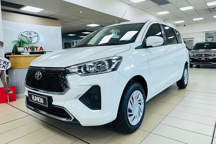 Ngoài ra, mẫu MPV này còn có hệ thống kết nối viễn thông Toyota i-Connect, mang đến những tính năng điều khiển từ xa qua điện thoại thông minh như bật/tắt điều hòa, mở/khóa cửa hay bật/tắt đèn cảnh báo và đèn pha. Hệ thống này cũng cho phép người lái tìm vị trí xe từ xa, nhắc nhở lịch bảo dưỡng, hỗ trợ kết nối với đồng hồ thông minh và điều khiển bằng giọng nói Siri.