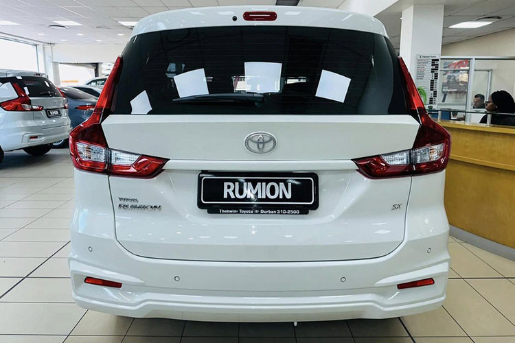 So với Suzuki Ertiga, Toyota Rumion 2023 ở Ấn Độ có ít phiên bản hơn. Do đó, giá bán khởi điểm của xe cũng cao hơn. Suzuki Ertiga ở Ấn Độ có giá bán dao động từ 864.000 - 1.308.000 Rupee (khoảng 252 - 382 triệu đồng). Ở phiên bản mới, Toyota Rumion 2023 đã thay đổi nhẹ về thiết kế để giúp khách hàng dễ phân biệt với Suzuki Ertiga hơn.