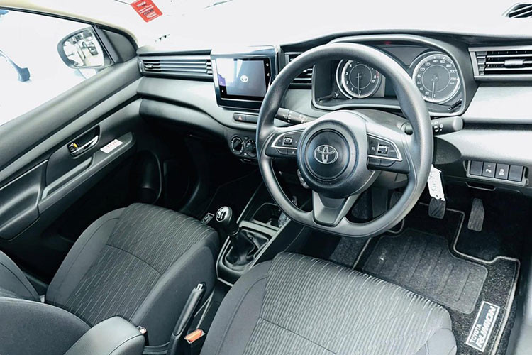 Trong khi đó, bản tiêu chuẩn chỉ dùng vành thép 15 inch và ốp mâm màu bạc. Trừ những chi tiết trên, các khu vực còn lại của Toyota Rumion 2023 đều giống Suzuki Ertiga như đèn pha Halogen, đèn hậu LED, cản sau, sườn xe hay cửa cốp. Gương chiếu hậu của xe có tính năng gập điện, chỉnh điện và tích hợp đèn báo rẽ.