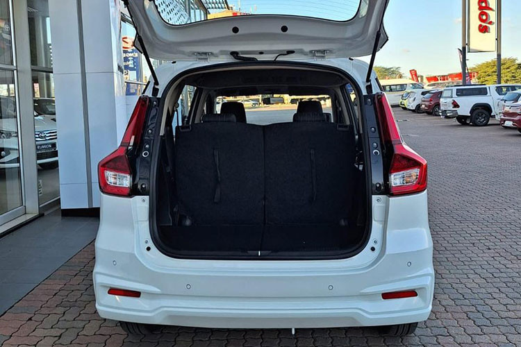 Thay đổi tiếp theo của Toyota Rumion 2023 so với Suzuki Ertiga là cản trước tích hợp hốc gió trung tâm hình thang với viền mạ crôm và đèn sương mù ở hai góc. Tương tự như vậy, vành la-zăng của mẫu MPV giá rẻ nhà Toyota cũng có thiết kế riêng. Bản cao cấp của xe sẽ dùng vành hợp kim 15 inch với 7 chấu kép, phay xước 2 màu.