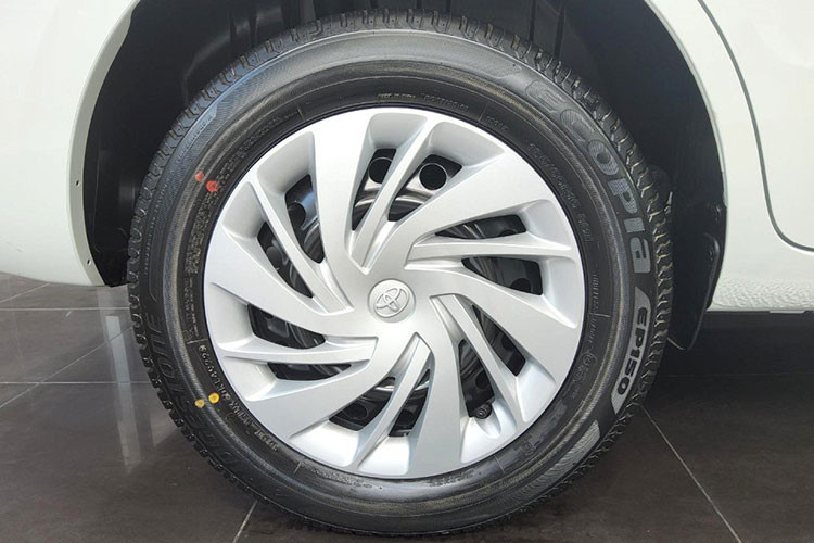 Sự khác biệt giữa Toyota Rumion và Suzuki Ertiga thể hiện rõ ở khu vực đầu xe. Tại đây, mẫu MPV mang thương hiệu Toyota được trang bị lưới tản nhiệt với mắt lưới tổ ong màu đen và bao quanh bằng viền mạ crôm. Lưới tản nhiệt này được thiết kế tương tự Toyota Innova thế hệ cũ ở thị trường Ấn Độ đồng thời khác biệt hoàn toàn so với trang bị của Suzuki Ertiga.