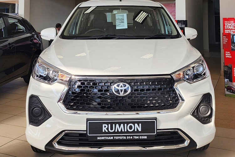 So với Suzuki Ertiga, Toyota Rumion 2023 ở Ấn Độ có ít phiên bản hơn. Do đó, giá bán khởi điểm của xe cũng cao hơn. Suzuki Ertiga ở Ấn Độ có giá bán dao động từ 864.000 - 1.308.000 Rupee (khoảng 252 - 382 triệu đồng). Ở phiên bản mới, Toyota Rumion 2023 đã thay đổi nhẹ về thiết kế để giúp khách hàng dễ phân biệt với Suzuki Ertiga hơn.