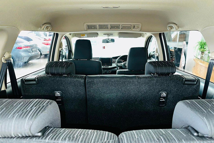 Toyota Rumion 2023 cũng sở hữu vô lăng đa chức năng tích hợp lẫy chuyển số, màn hình cảm ứng trung tâm 7 inch, kết nối Apple CarPlay/Android Auto không dây, điều hòa tự động, cửa gió dành cho hàng ghế sau, hệ thống âm thanh 6 loa hay cổng sạc 12V ở 2 hàng ghế đầu.