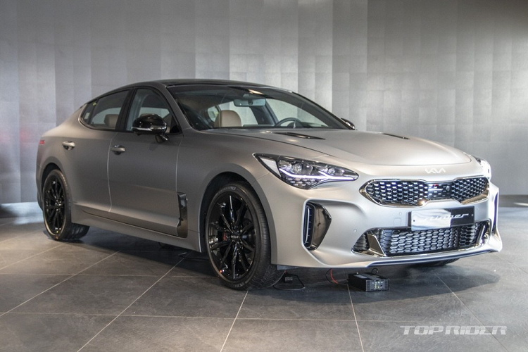 Vào hồi cuối tháng 12 năm ngoái, hãng Kia đã chính thức xác nhận việc ngừng bán dòng xe thể thao Stinger. Đồng thời, để tri ân mẫu xe này, hãng cũng đã tung ra phiên bản đặc biệt cuối cùng mang tên Kia Stinger Tribute Edition 2023 mới.