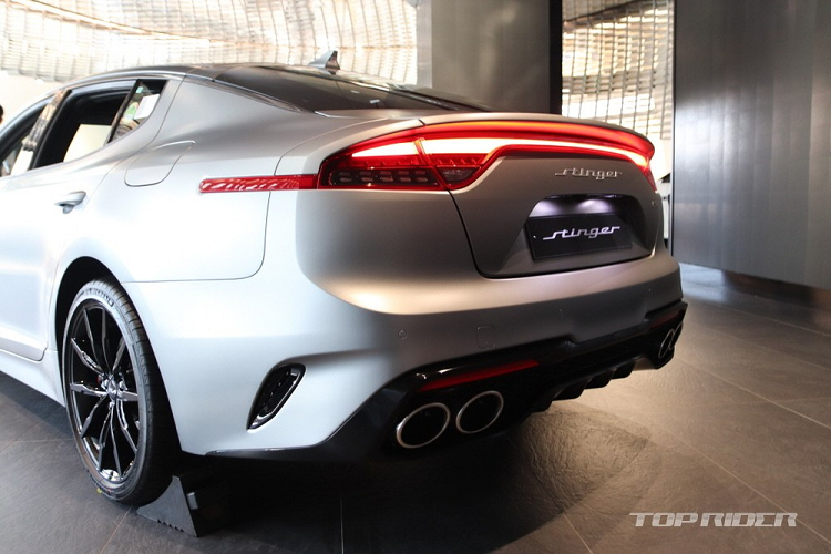 Đến nay, những chiếc Kia Stinger Tribute Edition 2023 bản tri ân này cũng đã được trưng bày tại đại lý ở Hàn Quốc. Nhờ đó, chúng ta có thể ngắm kỹ hơn thiết kế của Kia Stinger phiên bản đặc biệt cuối cùng.