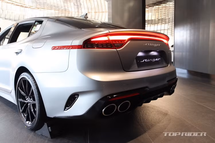 Đến nay, những chiếc Kia Stinger Tribute Edition 2023 bản tri ân này cũng đã được trưng bày tại đại lý ở Hàn Quốc. Nhờ đó, chúng ta có thể ngắm kỹ hơn thiết kế của Kia Stinger phiên bản đặc biệt cuối cùng.