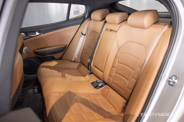 Chưa hết, Kia Stinger Tribute Edition 2023 còn có những chi tiết ốp kim loại như vô lăng, mặt táp-lô, phím cơ học, viền cửa gió điều hòa, tay nắm cửa và bệ tì tay trên tapi cửa, tạo cảm giác cao cấp cho xe. Bên cạnh đó là những khu vực được dán giả sợi carbon như cụm điều khiển trung tâm và tapi cửa nhằm mang đến vẻ thể thao.