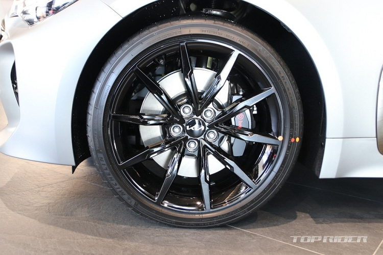 Đặc điểm nhận dạng tiếp theo của Kia Stinger Tribute Edition 2023 chính là những chi tiết ngoại thất màu đen bóng như ốp gương chiếu hậu, cùm phanh và vành la-zăng 19 inch. Cùm phanh của xe là loại Brembo "hàng hiệu".