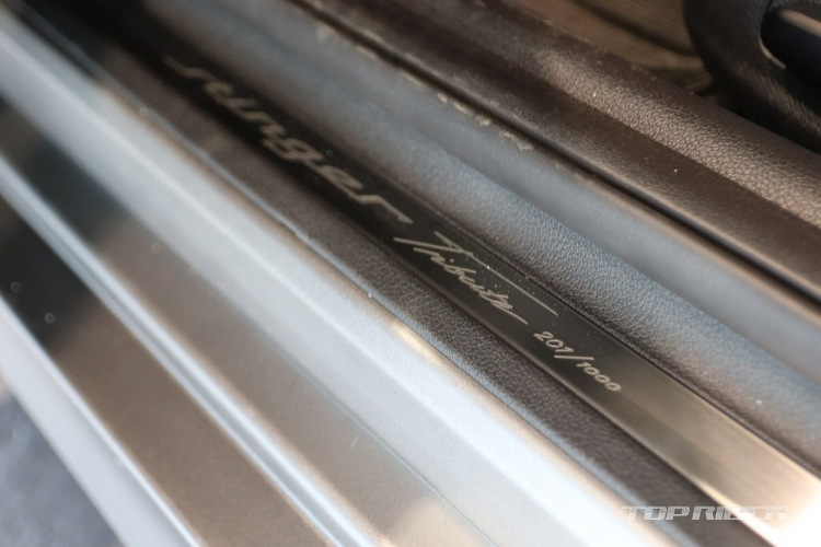 Trong khi đó, trang bị an toàn gồm có hệ thống hỗ trợ tránh va chạm phía trước tích hợp tính năng hỗ trợ quay đầu tại giao lộ, cảnh báo an toàn khi mở cửa xe, hỗ trợ tránh va chạm trong điểm mù, hỗ trợ tránh va chạm với phương tiện cắt ngang khi lùi, hệ thống kiểm soát hành trình thông minh dựa trên định vị, hỗ trợ bám làn đường và hỗ trợ lái trên cao tốc.