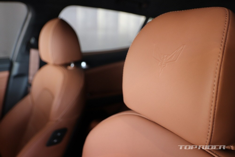 Những trang bị nội thất còn lại của xe không khác gì Kia Stinger GT thông thường. Xe cũng có vô lăng vát đáy thể thao, bảng đồng hồ với màn hình đa thông tin 7 inch, màn hình cảm ứng trung tâm 10,25 inch, hỗ trợ Apple CarPlay/Android Auto và hệ thống âm thanh Harman Kardon.