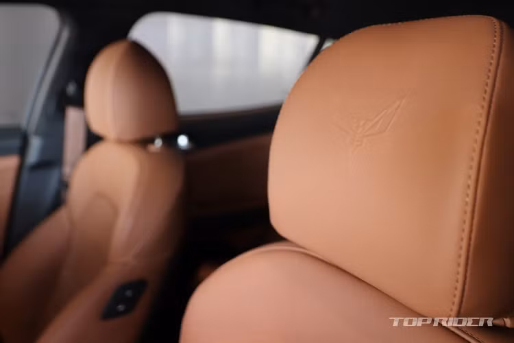 Những trang bị nội thất còn lại của xe không khác gì Kia Stinger GT thông thường. Xe cũng có vô lăng vát đáy thể thao, bảng đồng hồ với màn hình đa thông tin 7 inch, màn hình cảm ứng trung tâm 10,25 inch, hỗ trợ Apple CarPlay/Android Auto và hệ thống âm thanh Harman Kardon.