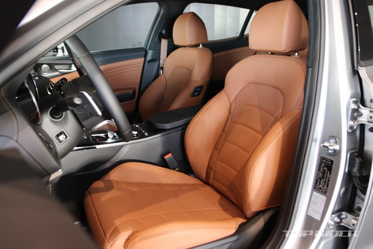 Tương tự ngoại thất, nội thất của ốp Kia Stinger Tribute Edition 2023 cũng thay đổi nhẹ so với bản GT. Phiên bản đặc biệt này được trang bị nội thất bọc da màu nâu - đen tương phản. Trong đó, ghế thể thao và tapi cửa đều được bọc bằng chất liệu da Terracotta màu nâu. Vô lăng, mặt táp-lô và bệ tì tay trung tâm lại được bọc da màu đen.