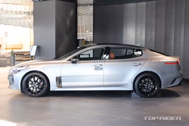 Như thông tin đã đưa, Kia Stinger Tribute Edition 2023 vốn được phát triển dựa trên bản GT cao cấp nhất của xe. Do đó, Stinger Tribute Edition 2023 cũng được trang bị động cơ xăng V6, tăng áp kép, dung tích 3.3L, sản sinh công suất tối đa 368 mã lực và mô-men xoắn cực đại 510 Nm.