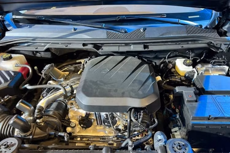 Đến nay, thương hiệu con của hãng SAIC đã cho ra mắt phiên bản động cơ xăng của chiếc SUV này. Chiếc xe SUV Maxus Territory bản máy xăng sẽ có tổng cộng 3 phiên bản, với giá từ 199.800 nhân dân tệ đến 255.800 nhân dân tệ (tương đương 663 triệu đồng đến 848 triệu đồng).