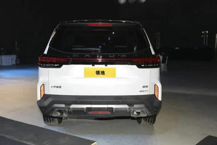 Về nội thất, xe có vô-lăng đáy phẳng 4 chấu, bảng đồng hồ LCD 12,3 inch và màn hình điều khiển trung tâm 12,3 inch. Về an toàn, xe được trang bị hệ thống hỗ trợ lái cấp 2 hỗ trợ các chức năng bao gồm hỗ trợ giữ làn đường, giám sát điểm mù, phanh khẩn cấp và kiểm soát hành trình thích ứng.