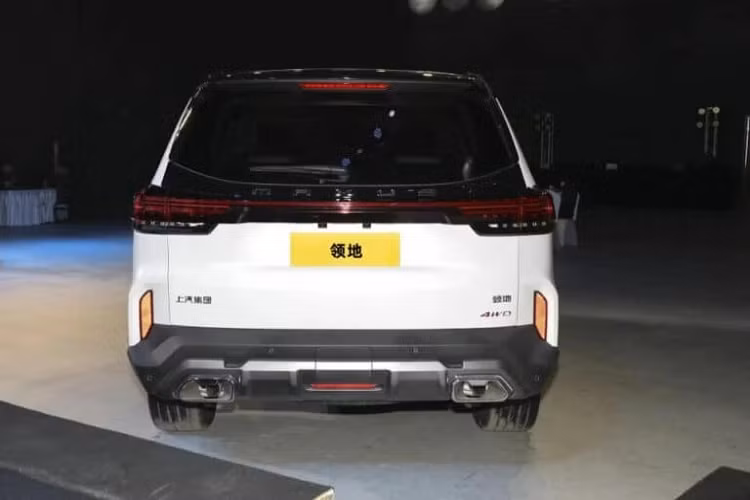 Về nội thất, xe có vô-lăng đáy phẳng 4 chấu, bảng đồng hồ LCD 12,3 inch và màn hình điều khiển trung tâm 12,3 inch. Về an toàn, xe được trang bị hệ thống hỗ trợ lái cấp 2 hỗ trợ các chức năng bao gồm hỗ trợ giữ làn đường, giám sát điểm mù, phanh khẩn cấp và kiểm soát hành trình thích ứng.