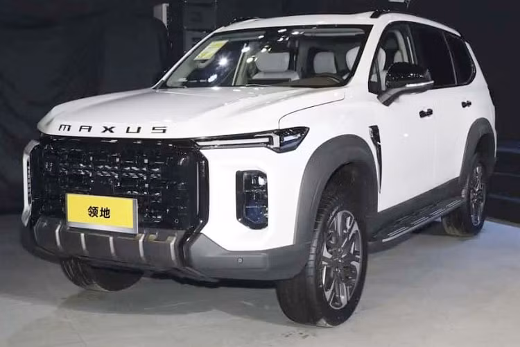 SAIC Maxus Territory cung cấp phiên bản 6 chỗ (2+2+2) và 7 chỗ (2+3+2). Các ghế đều được bọc giả da. Bản cao cấp chỉ có 7 chỗ ngồi. Hơn nữa, ghế trước có thể được điều chỉnh điện tử. Mẫu xe hàng đầu cũng hỗ trợ sưởi ghế trước, thông gió và mát-xa.