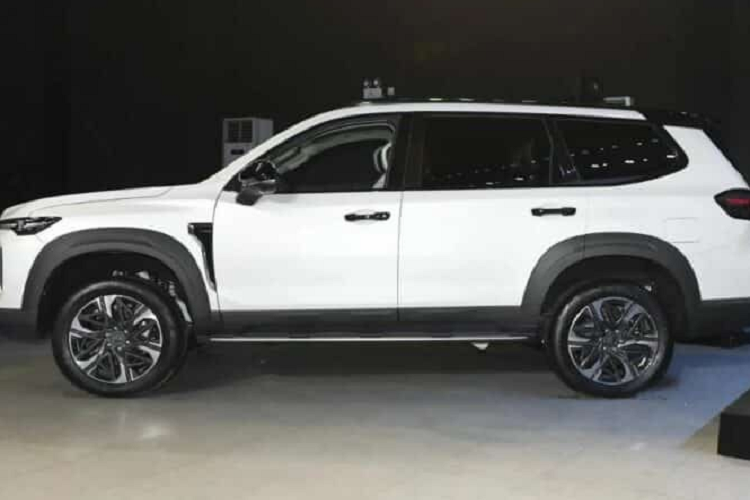 Tại thời điểm đó, Maxus Territory 2023 mới chỉ có duy nhất 1 phiên bản sử dụng động cơ là hệ truyền động mild hybrid, bao gồm máy dầu 4 xi-lanh, tăng áp, dung tích 2.0 lít và hệ thống điện 48V, giúp xe có công suất tối đa 217 mã lực và mô-men xoắn cực đại 500 Nm.