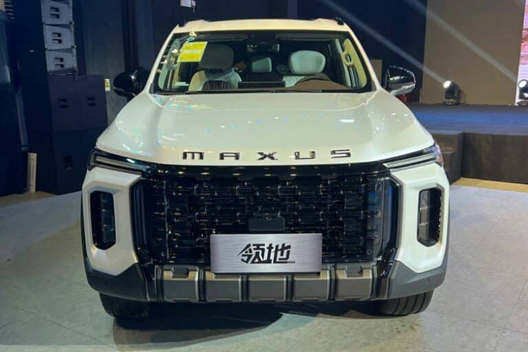 Vào năm ngoái, trong triển lãm ô tô Thành Đô 2022 diễn ra tại Trung Quốc, Maxus, thương hiệu con của hãng SAIC đã vén màn chiếc SUV mới của mình với tên gọi Territory, nghe đến cái tên này, chắc hẳn nhiều người Việt rất quen thuộc vì nó cũng chính là tên gọi trên chiếc SUV Territory của hãng Ford đã ra mắt thị trường nước ta vào tháng 10 năm ngoái.