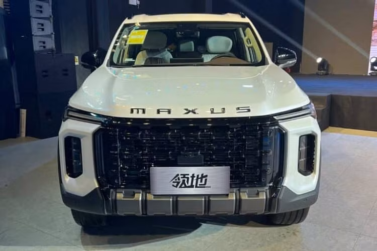 Vào năm ngoái, trong triển lãm ô tô Thành Đô 2022 diễn ra tại Trung Quốc, Maxus, thương hiệu con của hãng SAIC đã vén màn chiếc SUV mới của mình với tên gọi Territory, nghe đến cái tên này, chắc hẳn nhiều người Việt rất quen thuộc vì nó cũng chính là tên gọi trên chiếc SUV Territory của hãng Ford đã ra mắt thị trường nước ta vào tháng 10 năm ngoái.