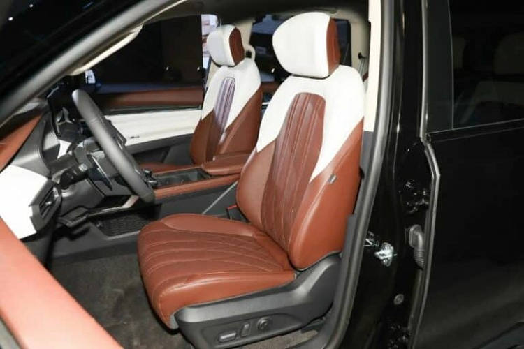 Về ngoại hình, Maxus Territory bản máy xăng không có gì khác biệt so với bản sử dụng hệ truyền động mild hybrid, phần đầu xe được trang bị lưới tản nhiệt lớn sơn đen bóng, cụm đèn pha to bản, dựng dọc, thiết kế tách rời so vơi dải đèn LED chiếu sáng ban ngày.