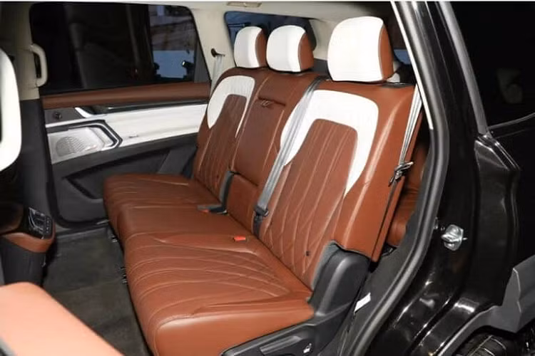 Các tấm bảo vệ màu xám mờ bao quanh mặt trước phía dưới tạo cho chiếc xe vẻ cứng cáp. Ở phía sau, Maxus Territory có đèn hậu LED ba chiều màu đen, đèn phanh trên cao, cánh gió mui màu đen và một ống xả duy nhất ở mỗi bên. Kích thước của xe bao gồm dài x rộng x cao lần lượt là 5.046/2.016/1.876 mm, chiều dài cơ sở 2.950 mm.