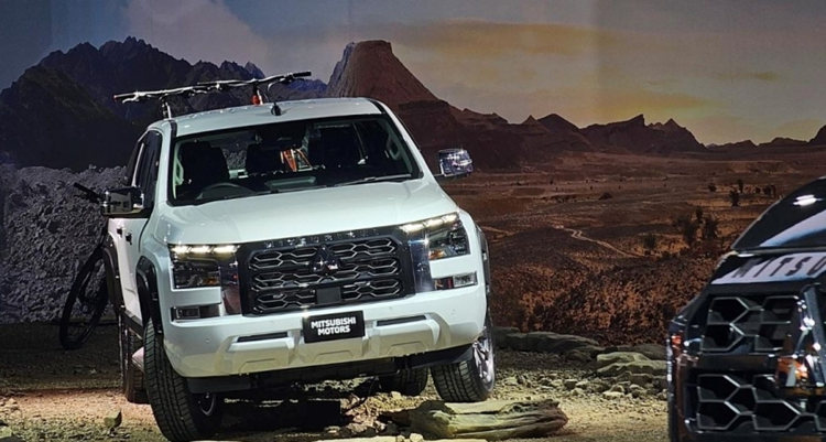 Mitsubishi Triton hybrid sac dien se co cong nghe giong Range Rover