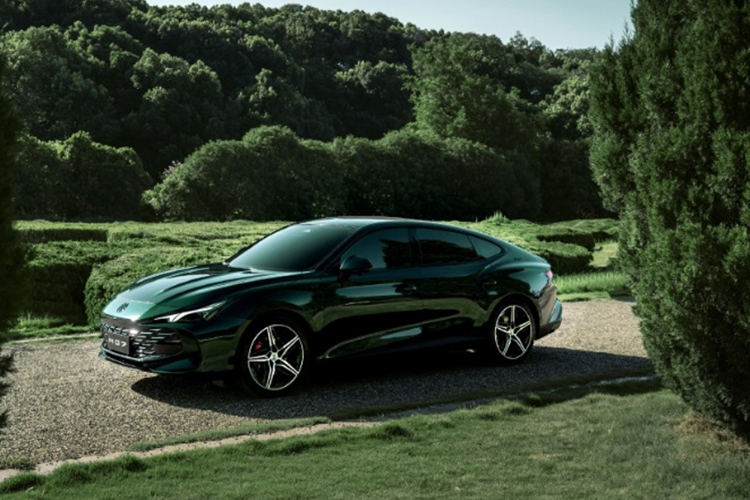 Thứ 2 là động cơ tăng áp 4 xy-lanh, dung tích 1.5L, công suất 180 mã lực và 298 Nm, kết hợp với hộp số ly hợp kép 7 cấp. Cả hai phiên bản đều được trang bị 4 chế độ lái gồm: Normal, Eco, Sport và X-MODE.