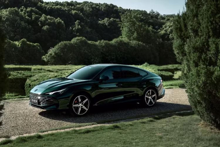 Thứ 2 là động cơ tăng áp 4 xy-lanh, dung tích 1.5L, công suất 180 mã lực và 298 Nm, kết hợp với hộp số ly hợp kép 7 cấp. Cả hai phiên bản đều được trang bị 4 chế độ lái gồm: Normal, Eco, Sport và X-MODE.