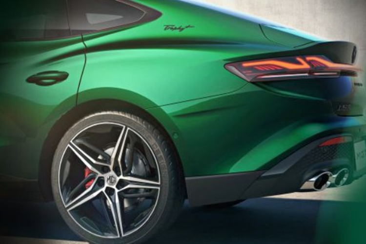 Khi di chuyển trên đường phố đông đúc, cánh gió sau chỉnh điện 3 giai đoạn thích ứng sẽ được cất vào cốp sau hatchback và đuôi vịt hơi nhô cao đáp ứng yêu cầu khí động học ở tốc độ bình thường. Khi tốc độ trên 100 km/h, cánh gió sau sẽ tự động nâng lên và mở ra, mang lại khả năng lái ổn định hơn như các siêu xe.