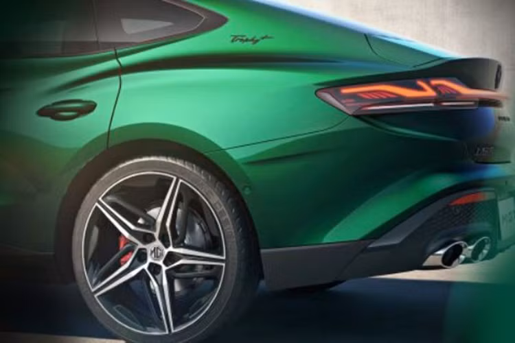 Khi di chuyển trên đường phố đông đúc, cánh gió sau chỉnh điện 3 giai đoạn thích ứng sẽ được cất vào cốp sau hatchback và đuôi vịt hơi nhô cao đáp ứng yêu cầu khí động học ở tốc độ bình thường. Khi tốc độ trên 100 km/h, cánh gió sau sẽ tự động nâng lên và mở ra, mang lại khả năng lái ổn định hơn như các siêu xe.