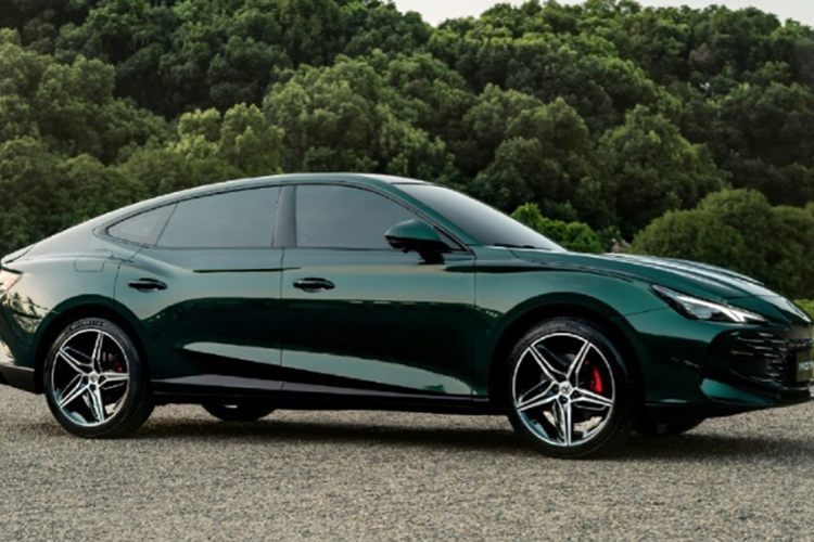 Xe có phần mui được thiết kế theo kiểu dáng coupe bắt mắt, đi cùng cửa sổ không khung, la-zăng hợp kim lớn và thân xe điêu khắc góp phần tạo nên vẻ sang trọng cho chiếc sedan này. Phần đuôi xe có lẽ là phần hấp dẫn nhất của MG7 2023 với cánh lướt gió khí động học giống như trên Porsche Panamera.