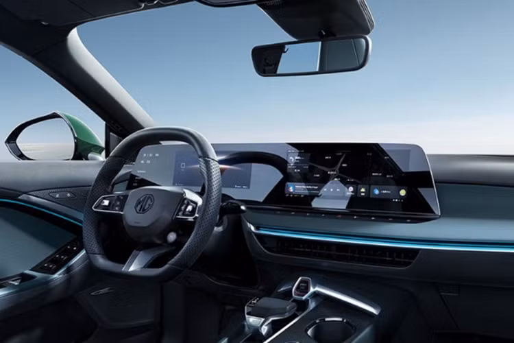 Về nội thất, MG7 2023 sở hữu cấu hình 5 chỗ ngồi. Bên trong khoang cabin của xe được thiết kế tối giản, nhưng vẫn rất trang trọng. Hầu hết các phím bấm vật lý đã được lược bỏ. Một số nút như tăng/giảm âm lượng, nhiệt độ điều hòa... được bố trí dạng nút cảm ứng ở dưới mép màn hình.