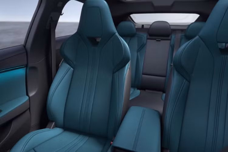 Ở phiên bản cao cấp, xe còn có hệ thống treo điều khiển điện tử điều chỉnh thông minh mCDC, chế độ siêu chơi X-Mode và hệ thống âm thanh vòm BOSE Centerpoint 14 loa, công nghệ âm thanh vòm SurroundStag.