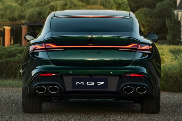 Bên cạnh đó, xe còn được trang bị hệ thống 4 ống xả cùng bộ khuếch tán gió lớn, cụm đèn hậu LED trải dài toàn chiều rộng đuôi xe.