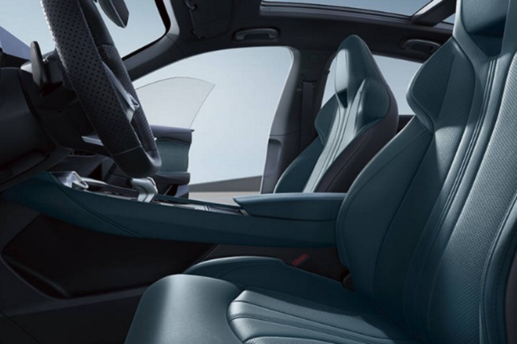 Xe được trang bị bảng đồng hồ LCD toàn phần 10,25 inch và màn hình điều khiển trung tâm 12,3 inch nổi bật trên taplo. MG7 có vô-lăng 3 chấu thiết kế gọn gàng, cùng cần số điện tử nhỏ nhắn. Ngoài ra, xe còn có các tính năng nổi bật khác như: hệ thống ghế ngồi được bọc da cao cấp với kiểu dáng thể thao ôm sát cơ thể người ngồi.