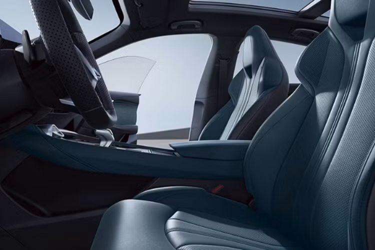 Xe được trang bị bảng đồng hồ LCD toàn phần 10,25 inch và màn hình điều khiển trung tâm 12,3 inch nổi bật trên taplo. MG7 có vô-lăng 3 chấu thiết kế gọn gàng, cùng cần số điện tử nhỏ nhắn. Ngoài ra, xe còn có các tính năng nổi bật khác như: hệ thống ghế ngồi được bọc da cao cấp với kiểu dáng thể thao ôm sát cơ thể người ngồi.