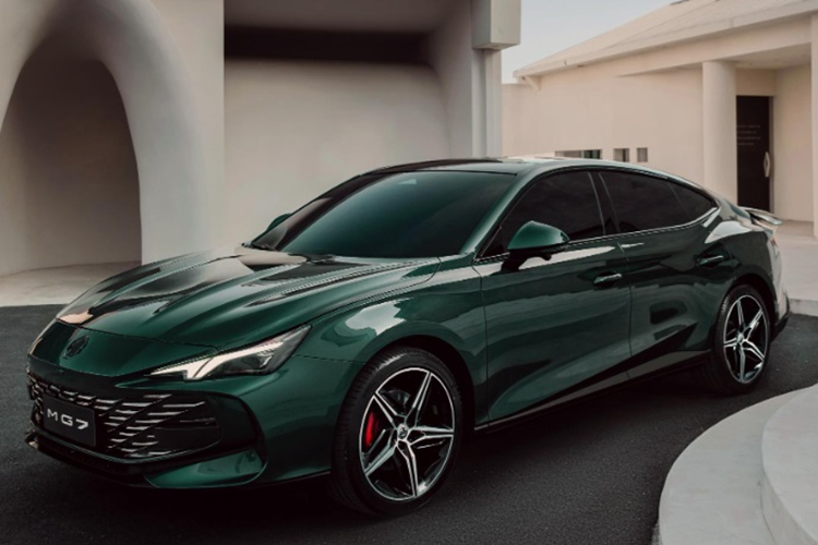 MG7 2023 sở hữu thiết kế không chỉ thể thao, khỏe khoắn mà còn toát lên sự sang trọng và thanh lịch. Đầu xe gây ấn tượng với cụm đèn pha kiểu tam giác sắc cạnh được trang bị dải đèn LED đôi bên trong, hốc thông gió hai bên yếm trước tăng thêm phần thể thao.