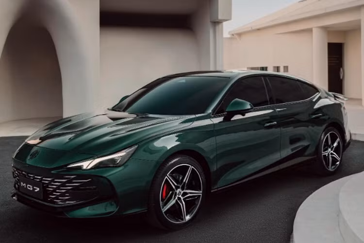 MG7 2023 sở hữu thiết kế không chỉ thể thao, khỏe khoắn mà còn toát lên sự sang trọng và thanh lịch. Đầu xe gây ấn tượng với cụm đèn pha kiểu tam giác sắc cạnh được trang bị dải đèn LED đôi bên trong, hốc thông gió hai bên yếm trước tăng thêm phần thể thao.