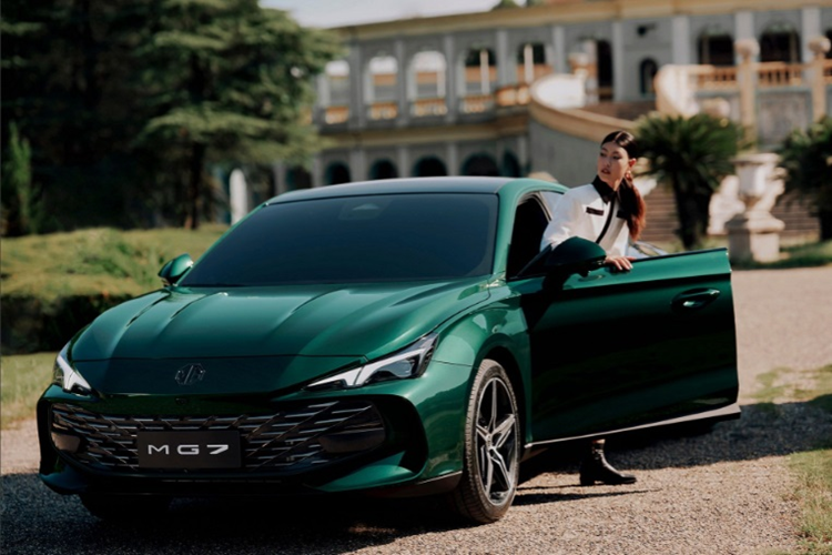 Theo thông tin từ tư vấn bán hàng, mẫu xe sedan MG7 2023 sẽ được phân phối ở nước ta với 2 tùy chọn động cơ giống như ở thị trường Trung Quốc. Thứ nhất là động cơ xăng tăng áp 4 xy-lanh, dung tích 2.0L cho công suất 261 mã lực và mô-men xoắn 405 Nm, đi kèm hộp số sàn 9 cấp.