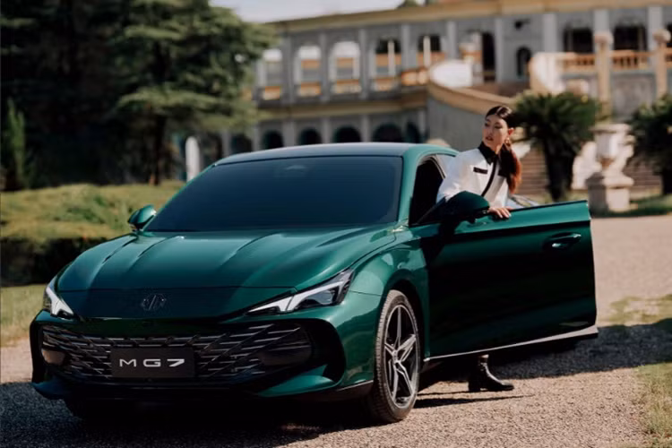 Theo thông tin từ tư vấn bán hàng, mẫu xe sedan MG7 2023 sẽ được phân phối ở nước ta với 2 tùy chọn động cơ giống như ở thị trường Trung Quốc. Thứ nhất là động cơ xăng tăng áp 4 xy-lanh, dung tích 2.0L cho công suất 261 mã lực và mô-men xoắn 405 Nm, đi kèm hộp số sàn 9 cấp.