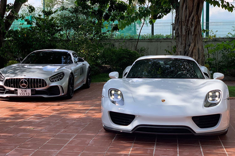 Công suất tổng cộng của Porsche 918 Spyder khi kết hợp động cơ xăng và điện sẽ là 881 mã lực và mô-men xoắn cực đại 1.280 Nm. Mẫu xe hybrid của Porsche chỉ mất thời gian 2,8 giây để tăng tốc từ vị trí xuất phát lên 100 km/h trước khi đạt tốc độ tối đa 345 km/h. Gói pin lithium-ion 6,8 kWh giúp Porsche 918 Spyder có thể hoàn thành quãng đường dài 19 km chỉ với chế độ chạy bằng điện.