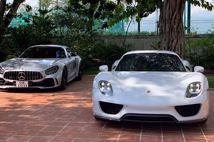 Công suất tổng cộng của Porsche 918 Spyder khi kết hợp động cơ xăng và điện sẽ là 881 mã lực và mô-men xoắn cực đại 1.280 Nm. Mẫu xe hybrid của Porsche chỉ mất thời gian 2,8 giây để tăng tốc từ vị trí xuất phát lên 100 km/h trước khi đạt tốc độ tối đa 345 km/h. Gói pin lithium-ion 6,8 kWh giúp Porsche 918 Spyder có thể hoàn thành quãng đường dài 19 km chỉ với chế độ chạy bằng điện.