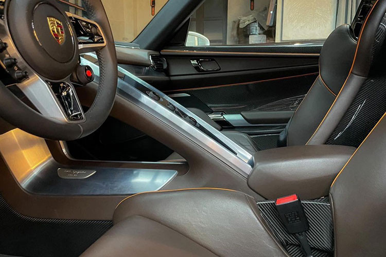 Về biển số NG, Căn cứ vào điểm a khoản 7 Điều 25 Thông tư 58/2020/TT-BCA quy định như sau: "Biển số nền màu trắng, số màu đen, có sêri ký hiệu “NG” màu đỏ cấp cho xe của cơ quan đại diện ngoại giao, cơ quan lãnh sự và nhân viên nước ngoài mang chứng minh thư ngoại giao của cơ quan đó.