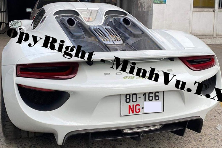 Cụ thể, đơn vị bán xe cho ông Vũ đã đăng ký biển số xe NG (Ngoại giao) cho Porsche 918 Spyder. Như vậy, chiếc siêu xe triệu đô Porsche 918 Spyder duy nhất tại Việt Nam được nhập về nước đã đăng ký biển số NG, điều này có thể gây bất ngờ cho không ít người, bởi ông Vũ nổi tiếng là người hay chơi xe biển trắng.