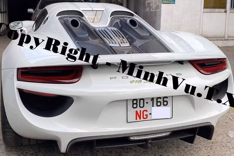 Cụ thể, đơn vị bán xe cho ông Vũ đã đăng ký biển số xe NG (Ngoại giao) cho Porsche 918 Spyder. Như vậy, chiếc siêu xe triệu đô Porsche 918 Spyder duy nhất tại Việt Nam được nhập về nước đã đăng ký biển số NG, điều này có thể gây bất ngờ cho không ít người, bởi ông Vũ nổi tiếng là người hay chơi xe biển trắng.