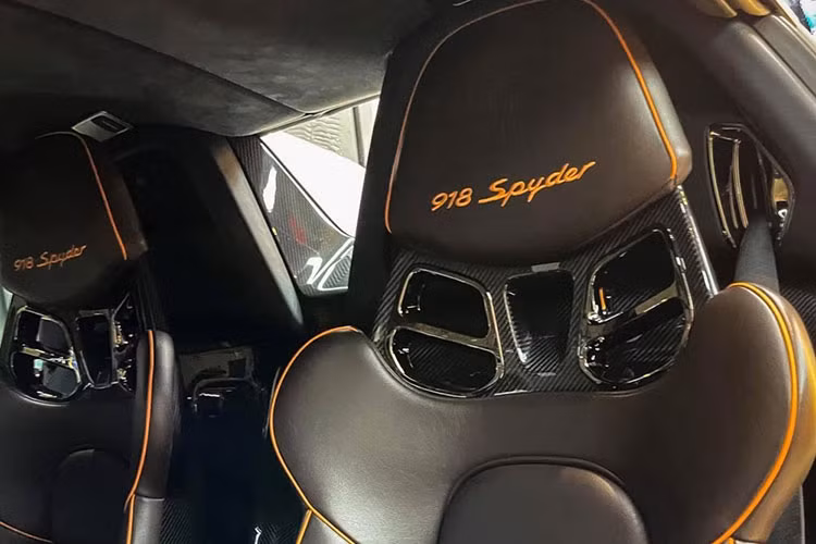 Riêng biển số xe của Đại sứ và Tổng Lãnh sự có thứ tự đăng ký là số 01 và thêm gạch màu đỏ đè ngang lên giữa các chữ số chỉ quốc tịch và thứ tự đăng ký (biển số 01 được cấp lại khi đăng ký cho xe mới)".